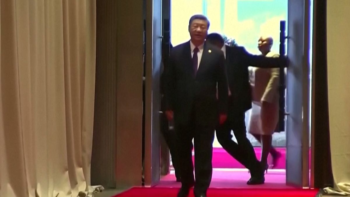Komický výjev na summitu BRICS. Čínský prezident nečekaně ztratil asistenta